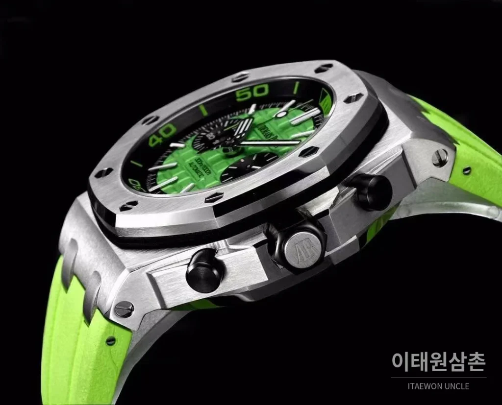 오데마피게 로열오크오프쇼어 스틸 와플다이얼 크로노그래프 오토매틱 42mm 블랙 그린 러버 스트랩