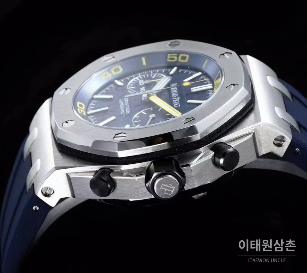 오데마피게 로열오크오프쇼어 스틸 와플다이얼 크로노그래프 오토매틱 42mm 블랙 블루 러버 스트랩