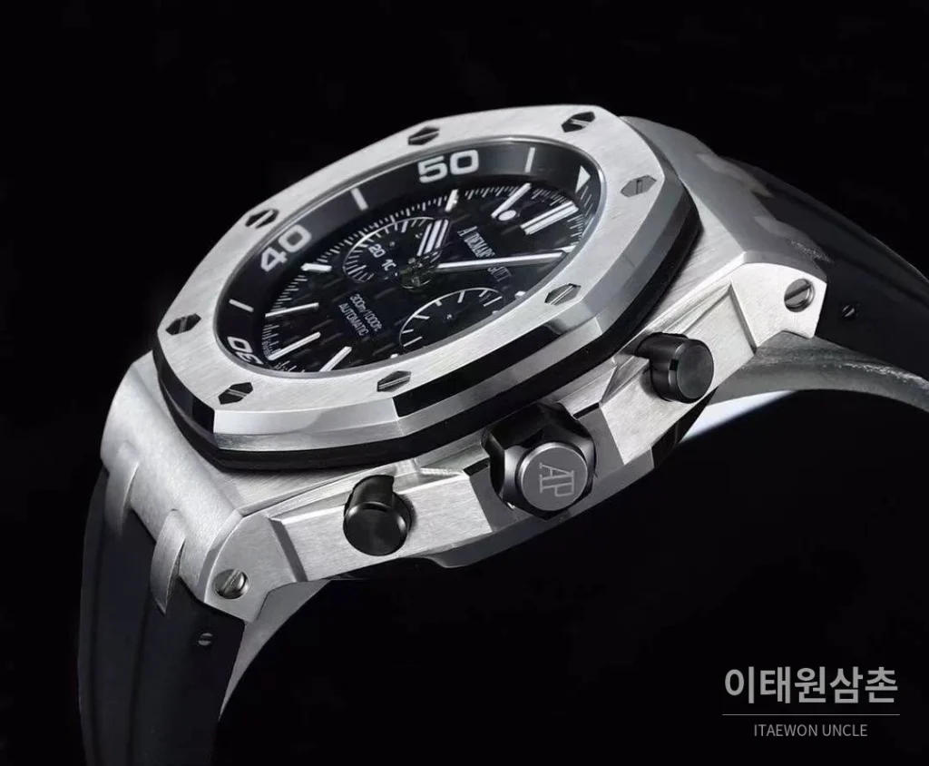 오데마피게 로열오크오프쇼어 스틸 와플다이얼 크로노그래프 오토매틱 42mm 블랙 블랙 러버 스트랩 실버 베젤