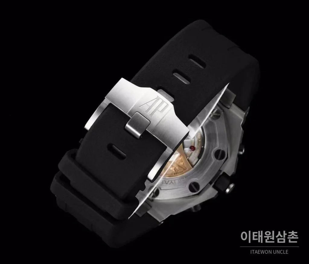 오데마피게 로열오크오프쇼어 스틸 와플다이얼 크로노그래프 오토매틱 42mm 블랙 블랙 러버 스트랩