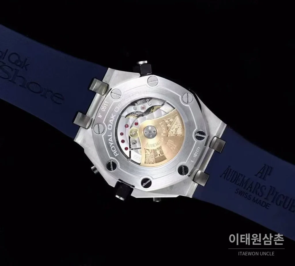 오데마피게 로열오크오프쇼어 스틸 와플다이얼 크로노그래프 오토매틱 42mm 블랙 블루 러버 스트랩