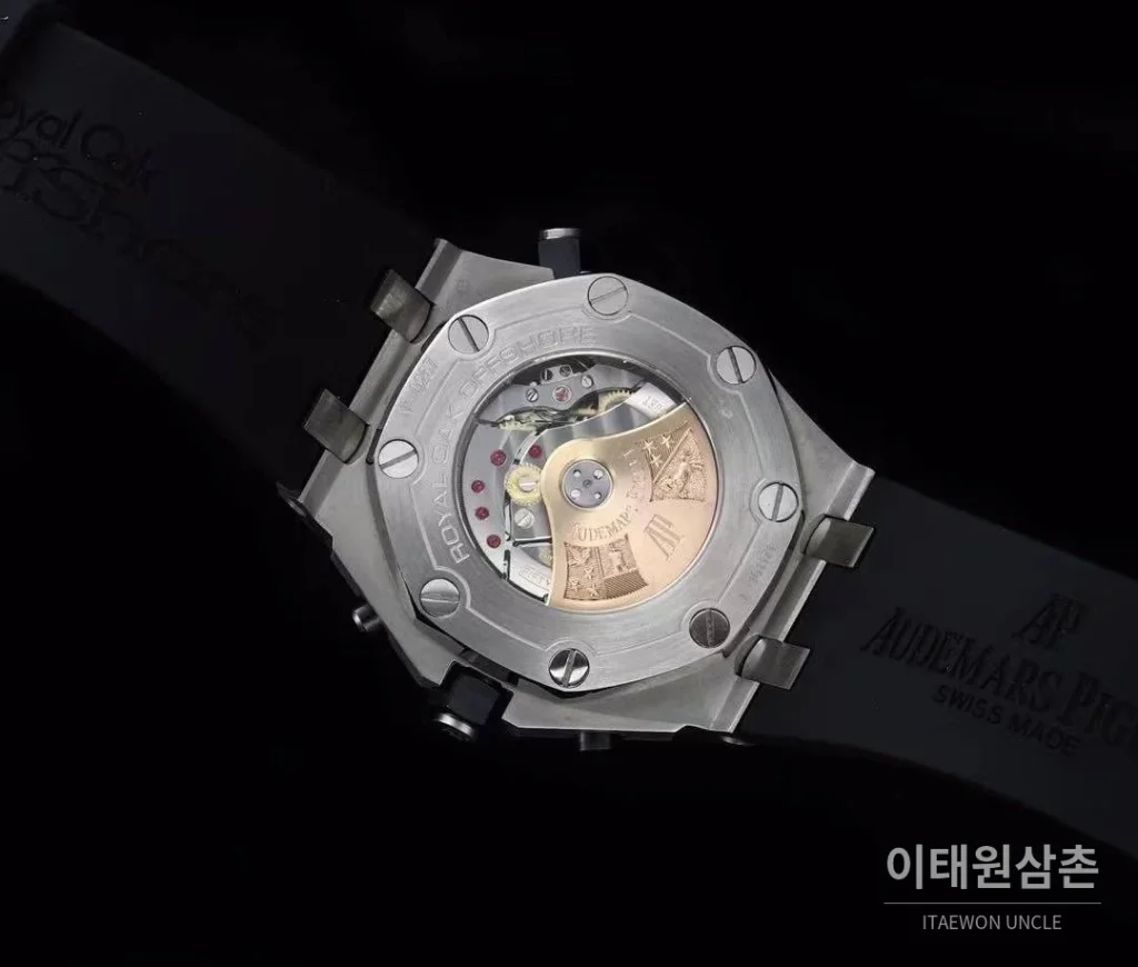 오데마피게 로열오크오프쇼어 스틸 와플다이얼 크로노그래프 오토매틱 42mm 블랙 블랙 러버 스트랩 실버 베젤