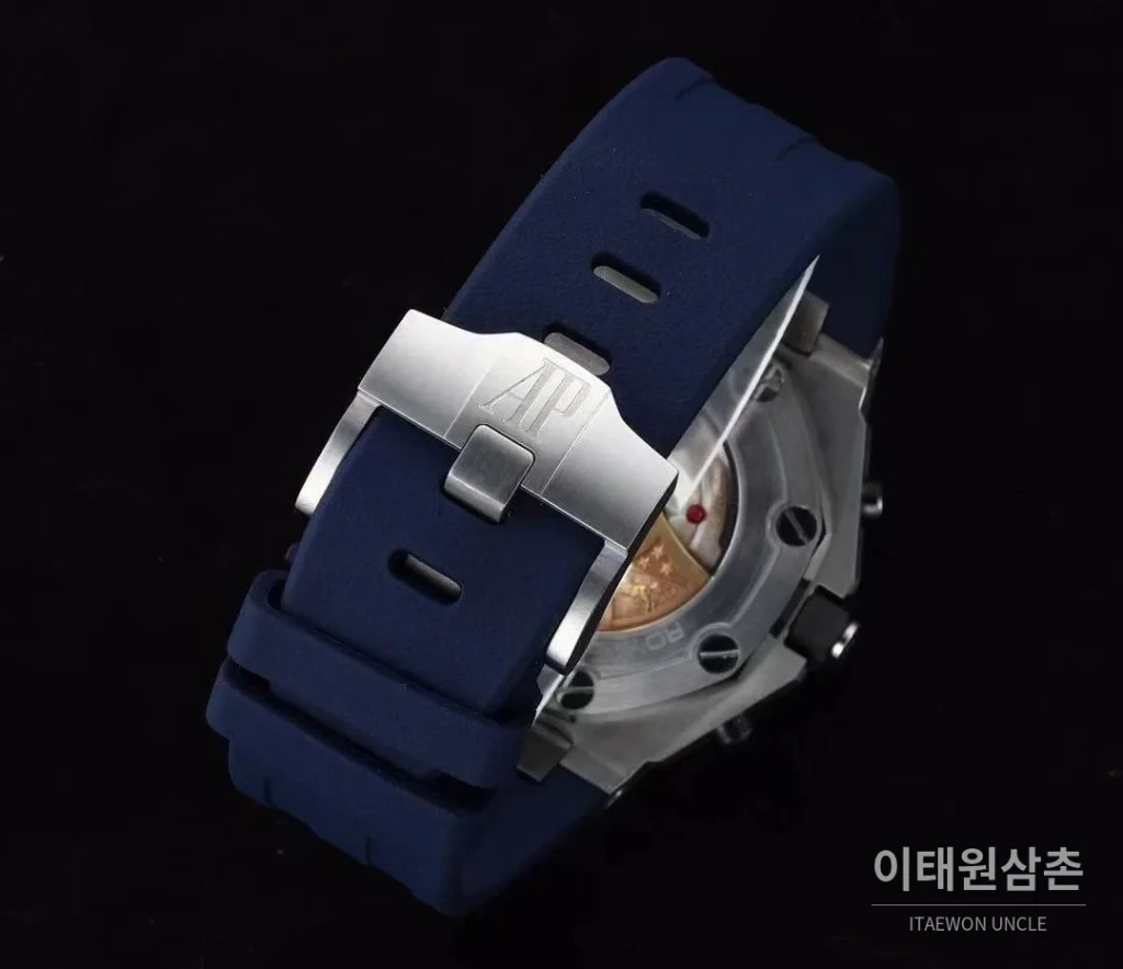 오데마피게 로열오크오프쇼어 스틸 와플다이얼 크로노그래프 오토매틱 42mm 블랙 블루 러버 스트랩