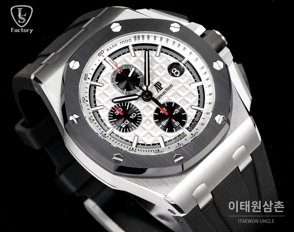 오데마피게 로열오크 오프쇼어 스틸 화이트다이얼 크로노그래프 오토매틱 44mm