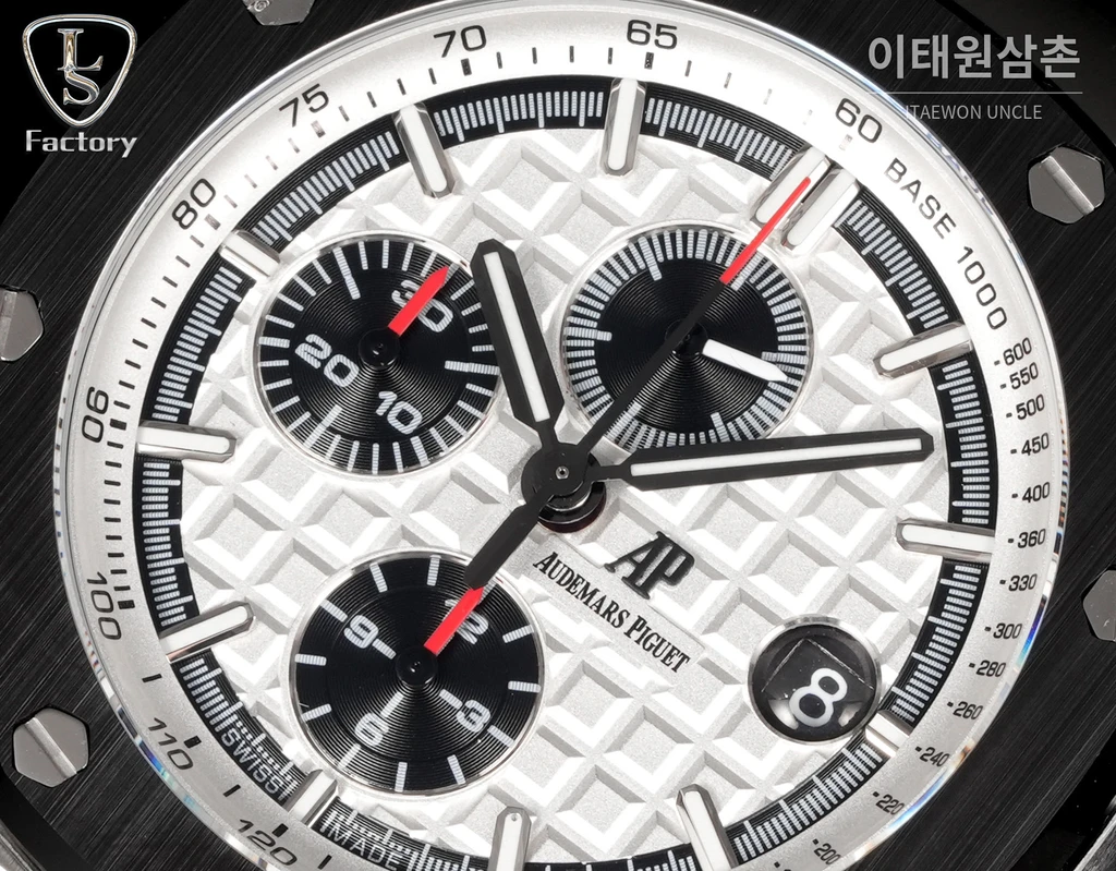 오데마피게 로열오크 오프쇼어 스틸 화이트다이얼 크로노그래프 오토매틱 44mm