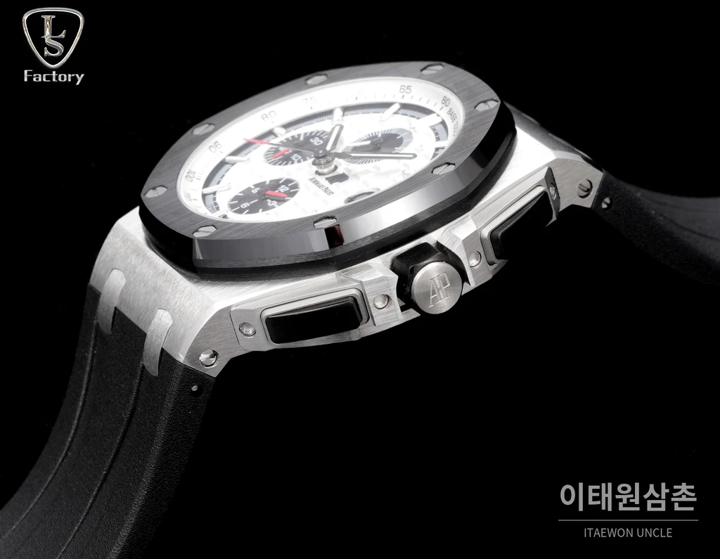 오데마피게 로열오크 오프쇼어 스틸 화이트다이얼 크로노그래프 오토매틱 44mm