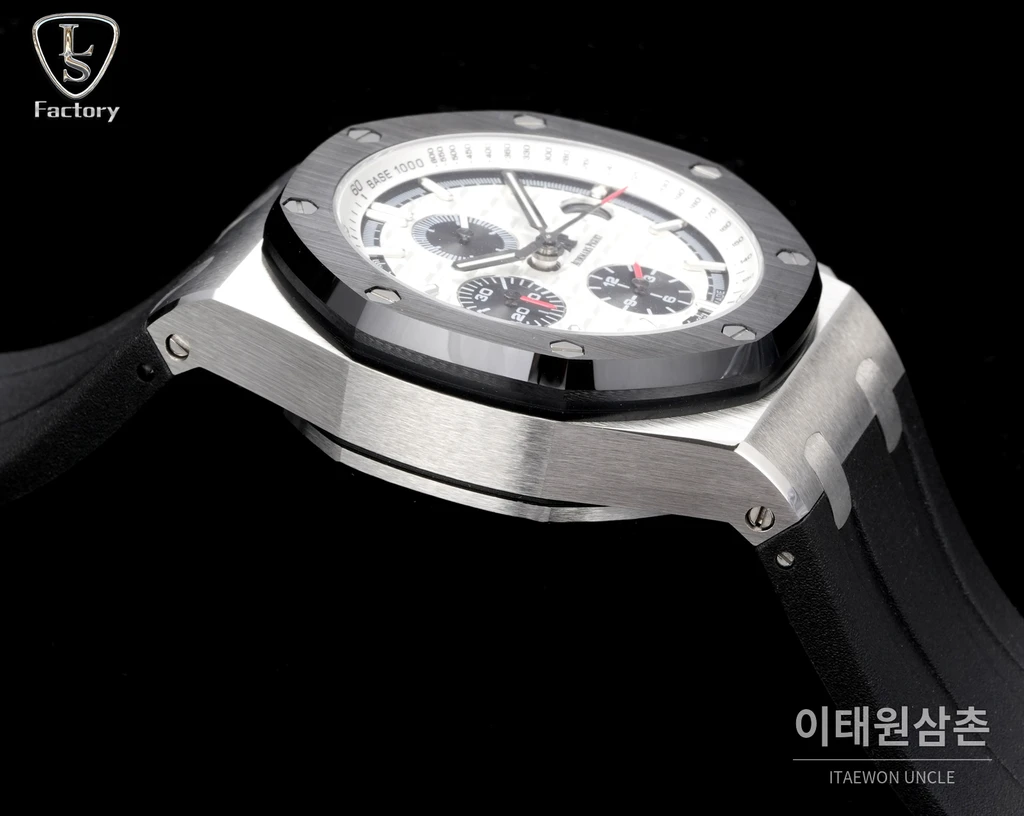 오데마피게 로열오크 오프쇼어 스틸 화이트다이얼 크로노그래프 오토매틱 44mm
