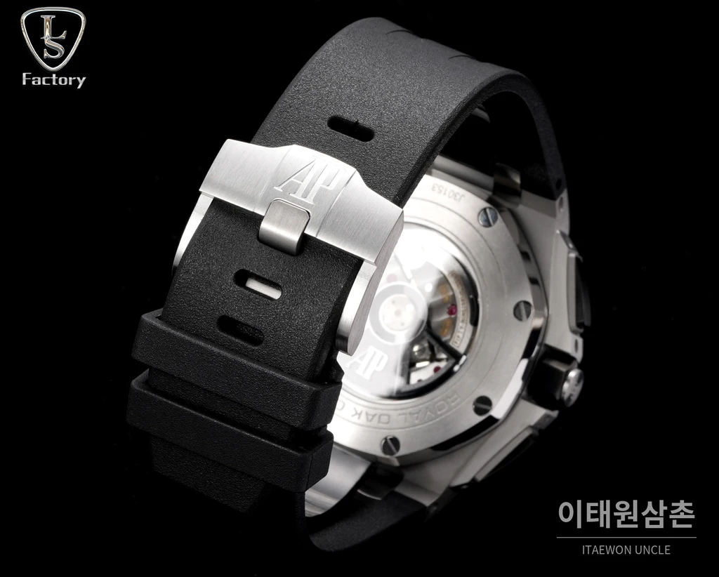 오데마피게 로열오크 오프쇼어 스틸 화이트다이얼 크로노그래프 오토매틱 44mm