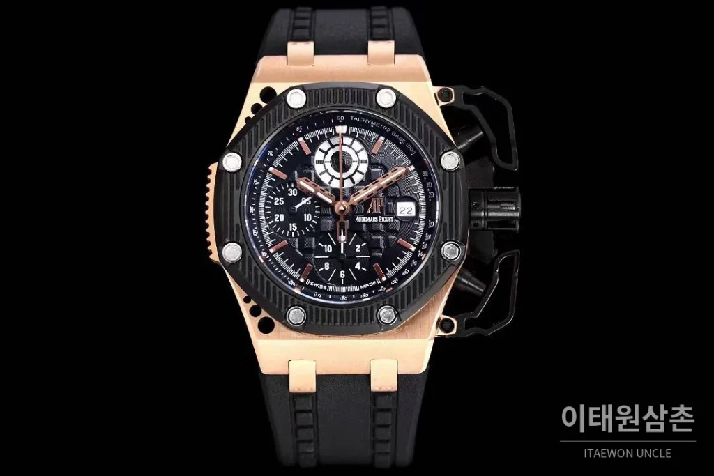 오데마피게 로열오크 오프쇼어 서바이버 크로노그래프 블랙 오토매틱 44mm 블랙 다이얼 블랙 러버 스트랩 블랙 베젤 로즈골드 케이스