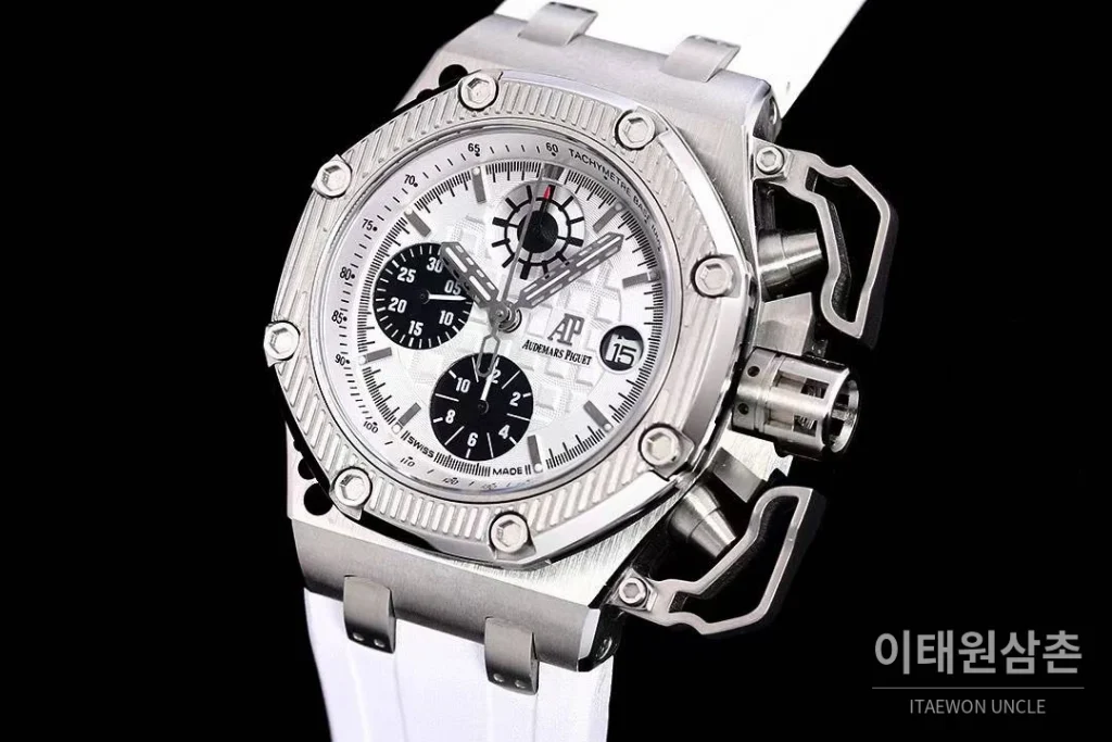 오데마피게 로열오크 오프쇼어 서바이버 크로노그래프 블랙 오토매틱 44mm 화이트 다이얼 화이트 러버 스트랩 실버 베젤 티타늄 케이스