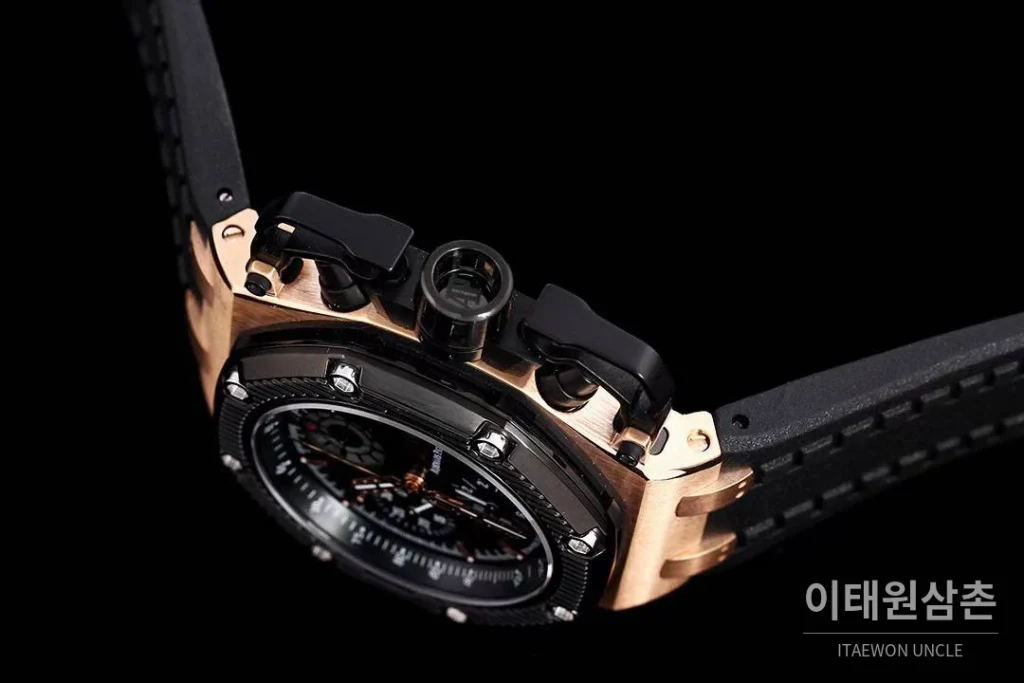 오데마피게 로열오크 오프쇼어 서바이버 크로노그래프 블랙 오토매틱 44mm 블랙 다이얼 블랙 러버 스트랩 블랙 베젤 로즈골드 케이스