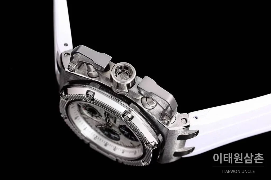 오데마피게 로열오크 오프쇼어 서바이버 크로노그래프 블랙 오토매틱 44mm 화이트 다이얼 화이트 러버 스트랩 실버 베젤 티타늄 케이스