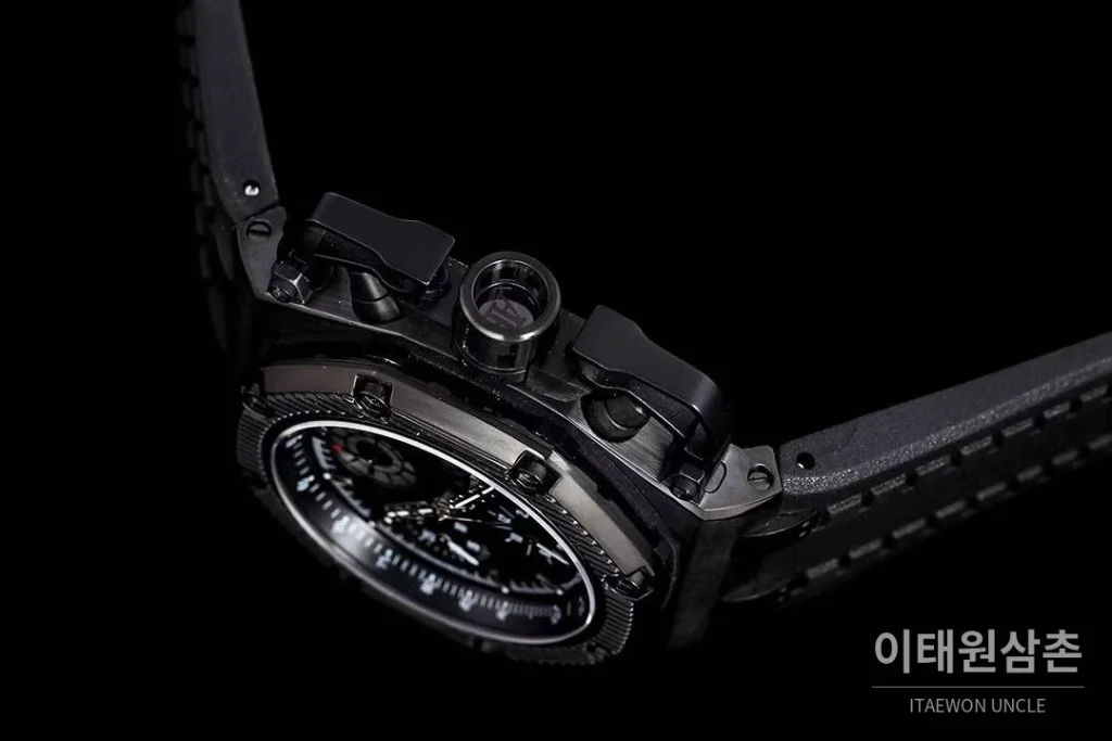 오데마피게 로열오크 오프쇼어 서바이버 크로노그래프 블랙 오토매틱 44mm 블랙 다이얼 블랙 러버 스트랩 블랙 베젤 세라믹 케이스