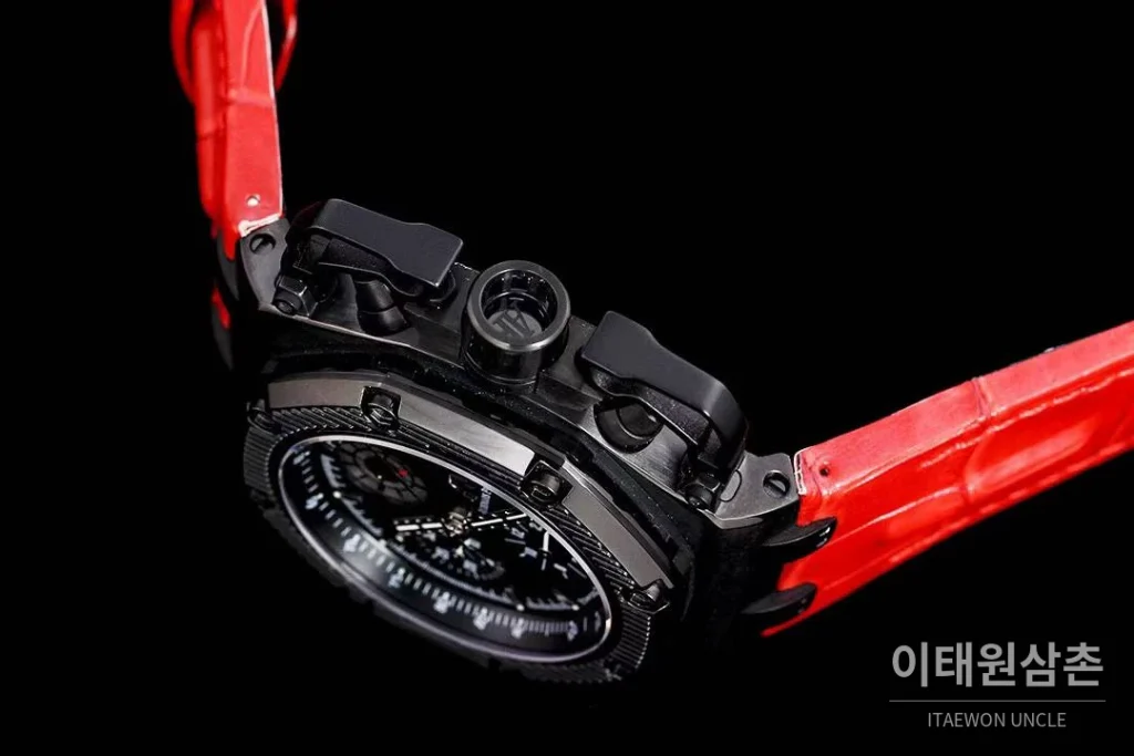 오데마피게 로열오크 오프쇼어 서바이버 크로노그래프 블랙 오토매틱 44mm 블랙 다이얼 레드 가죽 스트랩 블랙 베젤 카본 케이스