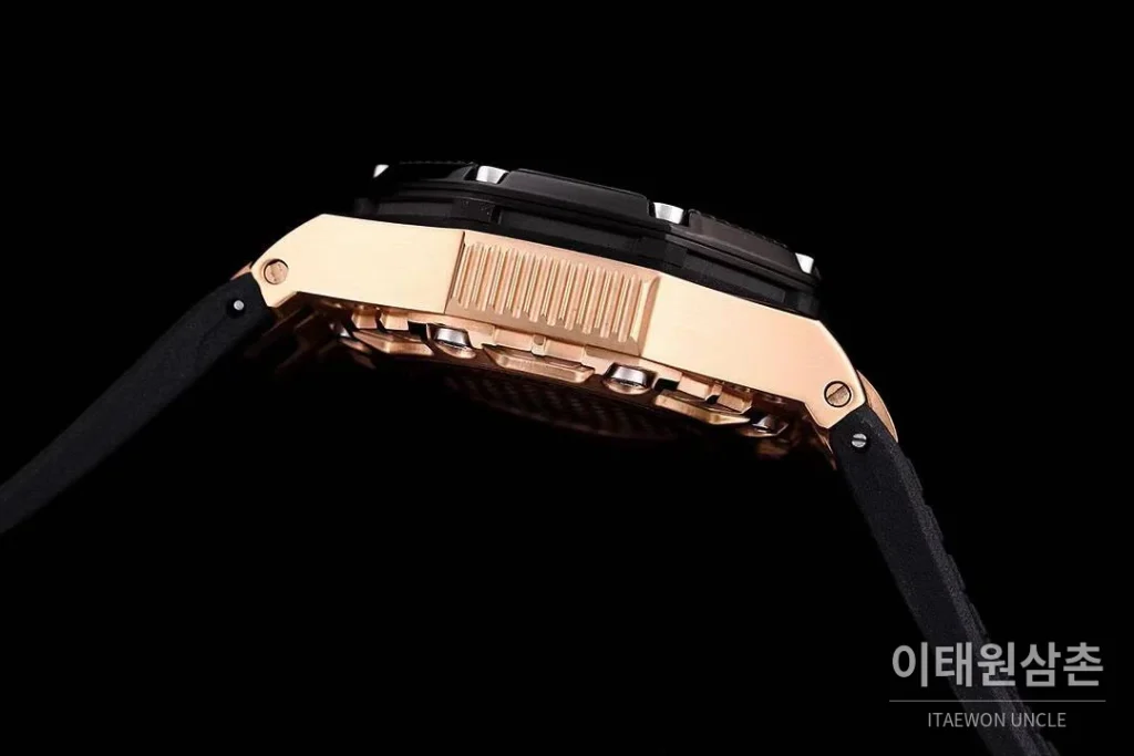 오데마피게 로열오크 오프쇼어 서바이버 크로노그래프 블랙 오토매틱 44mm 블랙 다이얼 블랙 러버 스트랩 블랙 베젤 로즈골드 케이스