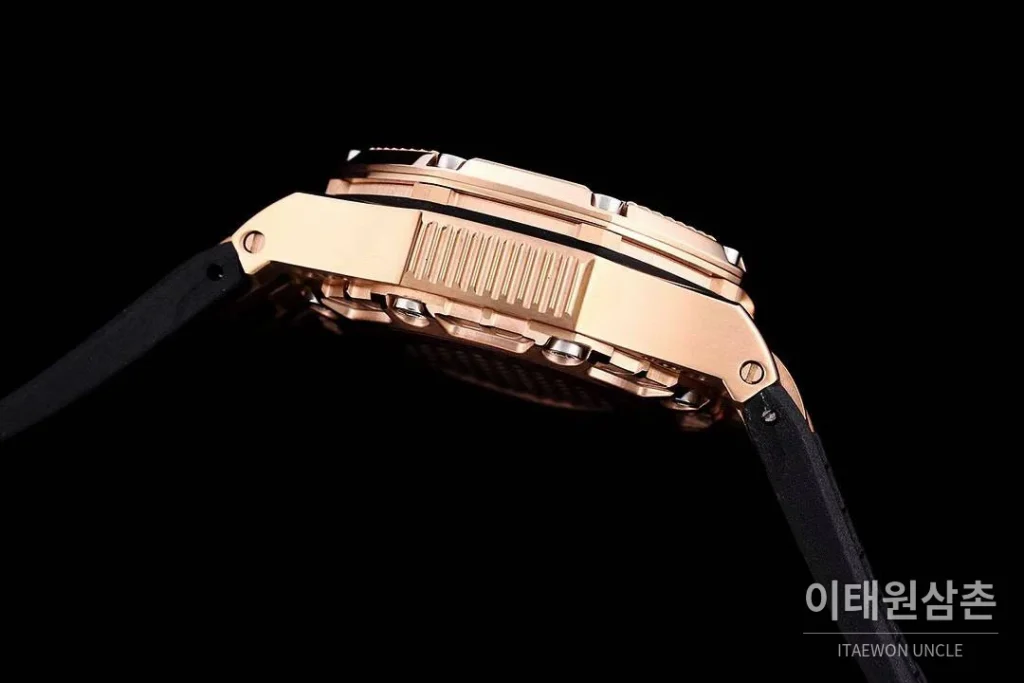 오데마피게 로열오크 오프쇼어 서바이버 크로노그래프 블랙 오토매틱 44mm 블랙 다이얼 블랙 러버 스트랩 로즈골드 베젤 로즈골드 케이스