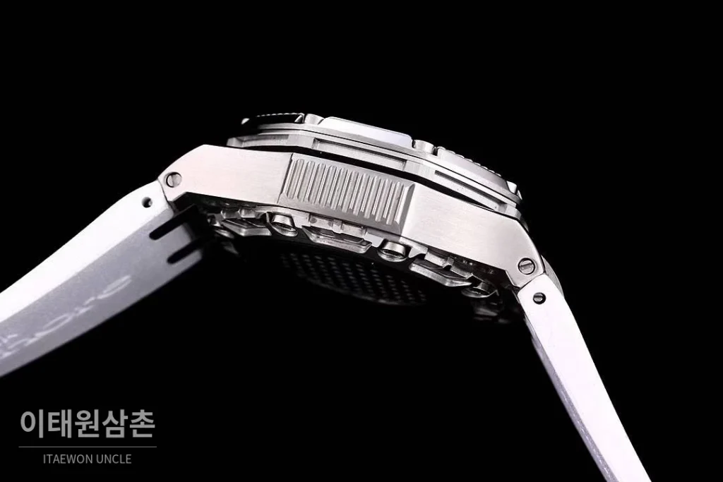 오데마피게 로열오크 오프쇼어 서바이버 크로노그래프 블랙 오토매틱 44mm 화이트 다이얼 화이트 러버 스트랩 실버 베젤 티타늄 케이스