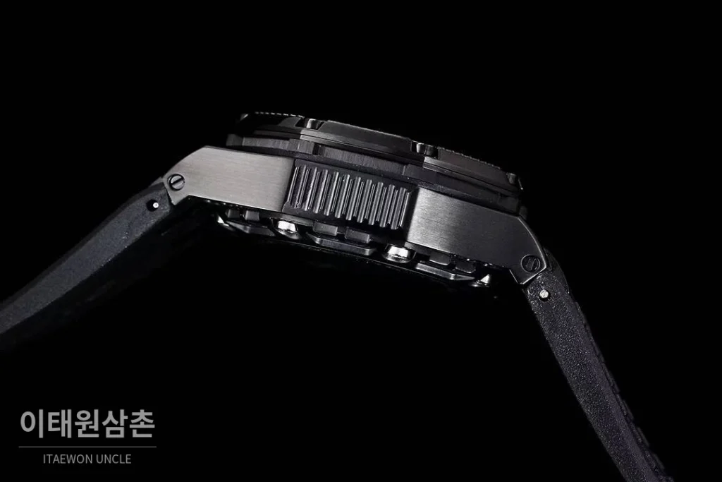 오데마피게 로열오크 오프쇼어 서바이버 크로노그래프 블랙 오토매틱 44mm 블랙 다이얼 블랙 러버 스트랩 블랙 베젤 세라믹 케이스