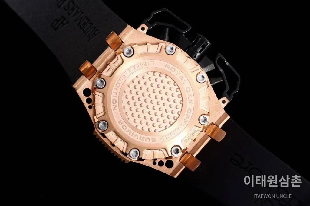 오데마피게 로열오크 오프쇼어 서바이버 크로노그래프 블랙 오토매틱 44mm 블랙 다이얼 블랙 러버 스트랩 블랙 베젤 로즈골드 케이스