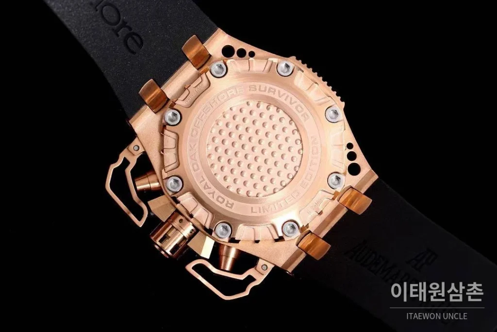 오데마피게 로열오크 오프쇼어 서바이버 크로노그래프 블랙 오토매틱 44mm 블랙 다이얼 블랙 러버 스트랩 로즈골드 베젤 로즈골드 케이스