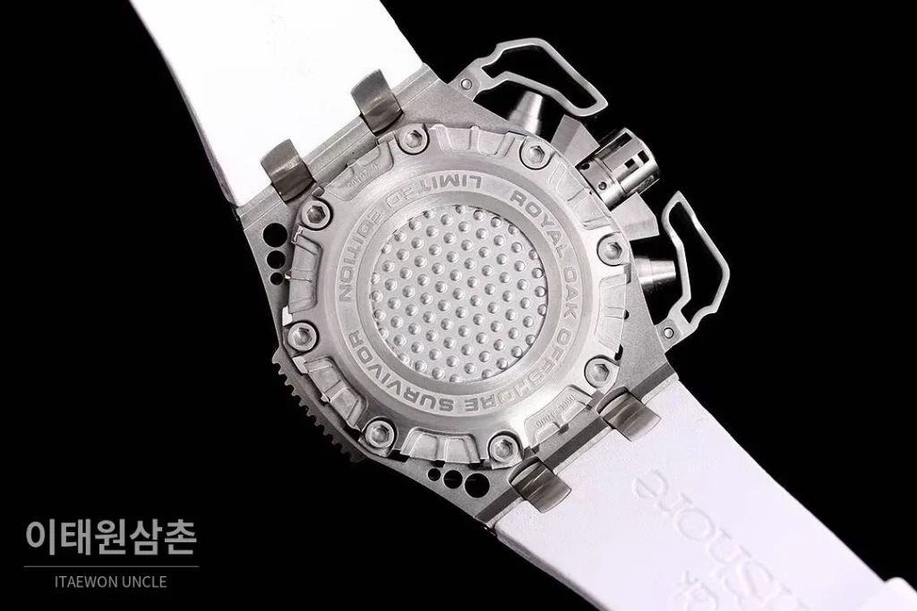 오데마피게 로열오크 오프쇼어 서바이버 크로노그래프 블랙 오토매틱 44mm 화이트 다이얼 화이트 러버 스트랩 실버 베젤 티타늄 케이스