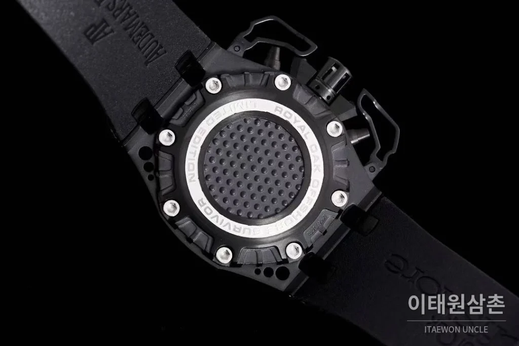 오데마피게 로열오크 오프쇼어 서바이버 크로노그래프 블랙 오토매틱 44mm 블랙 다이얼 블랙 러버 스트랩 블랙 베젤 세라믹 케이스