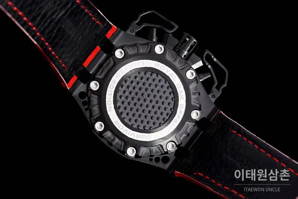 오데마피게 로열오크 오프쇼어 서바이버 크로노그래프 블랙 오토매틱 44mm 블랙 다이얼 레드 가죽 스트랩 블랙 베젤 카본 케이스