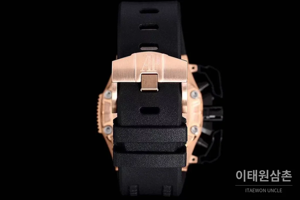 오데마피게 로열오크 오프쇼어 서바이버 크로노그래프 블랙 오토매틱 44mm 블랙 다이얼 블랙 러버 스트랩 블랙 베젤 로즈골드 케이스