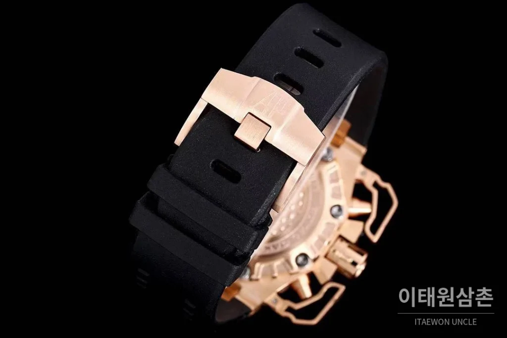 오데마피게 로열오크 오프쇼어 서바이버 크로노그래프 블랙 오토매틱 44mm 블랙 다이얼 블랙 러버 스트랩 로즈골드 베젤 로즈골드 케이스