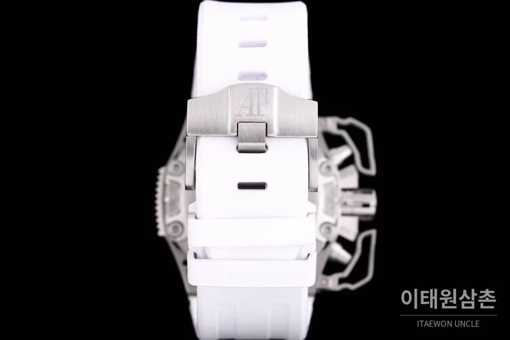 오데마피게 로열오크 오프쇼어 서바이버 크로노그래프 블랙 오토매틱 44mm 화이트 다이얼 화이트 러버 스트랩 실버 베젤 티타늄 케이스