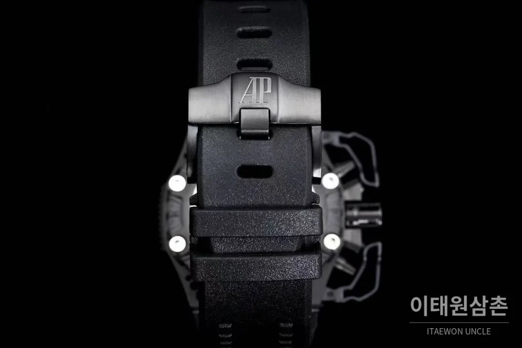 오데마피게 로열오크 오프쇼어 서바이버 크로노그래프 블랙 오토매틱 44mm 블랙 다이얼 블랙 러버 스트랩 블랙 베젤 세라믹 케이스