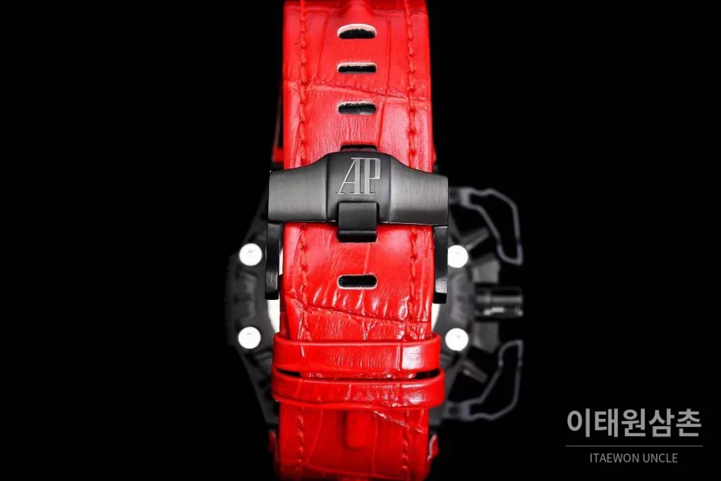 오데마피게 로열오크 오프쇼어 서바이버 크로노그래프 블랙 오토매틱 44mm 블랙 다이얼 레드 가죽 스트랩 블랙 베젤 카본 케이스