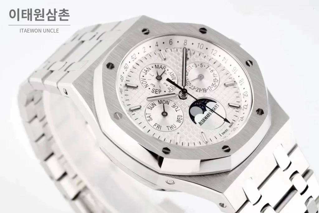 오데마피게 로열오크 퍼페추얼 캘린더 문페이즈 오토매틱 41mm 블루 / 블랙 스틸 브레이슬릿