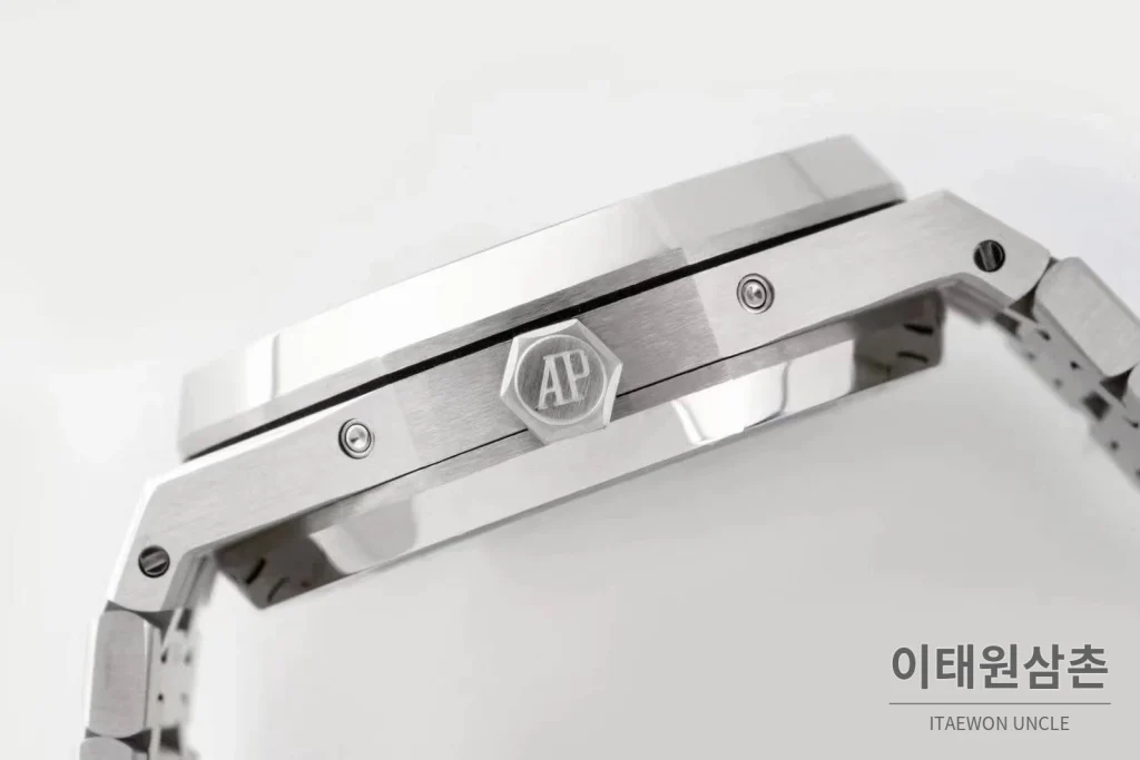 오데마피게 로열오크 퍼페추얼 캘린더 문페이즈 오토매틱 41mm 블루 / 블랙 스틸 브레이슬릿