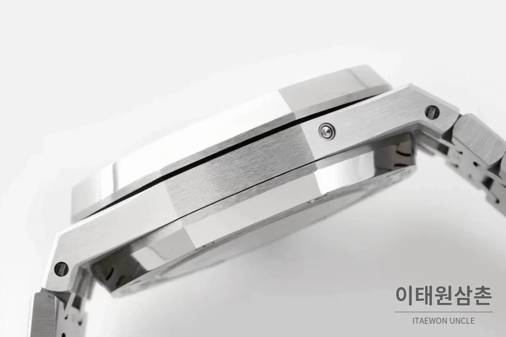 오데마피게 로열오크 퍼페추얼 캘린더 문페이즈 오토매틱 41mm 블루 / 블랙 스틸 브레이슬릿