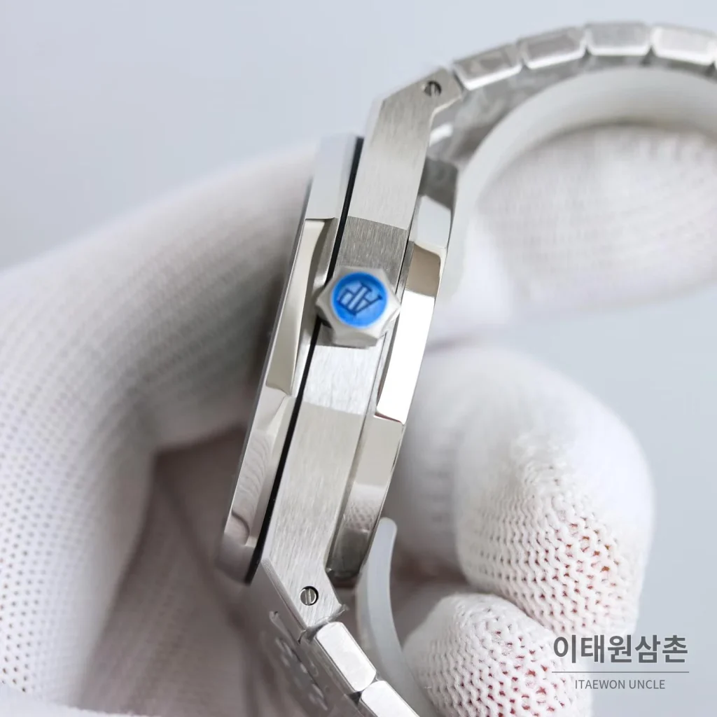 오데마피게 로열오크 스틸 블루다이얼 플라잉투르비용 오토매틱 41mm 26530ST.OO.1220ST.01 (2)