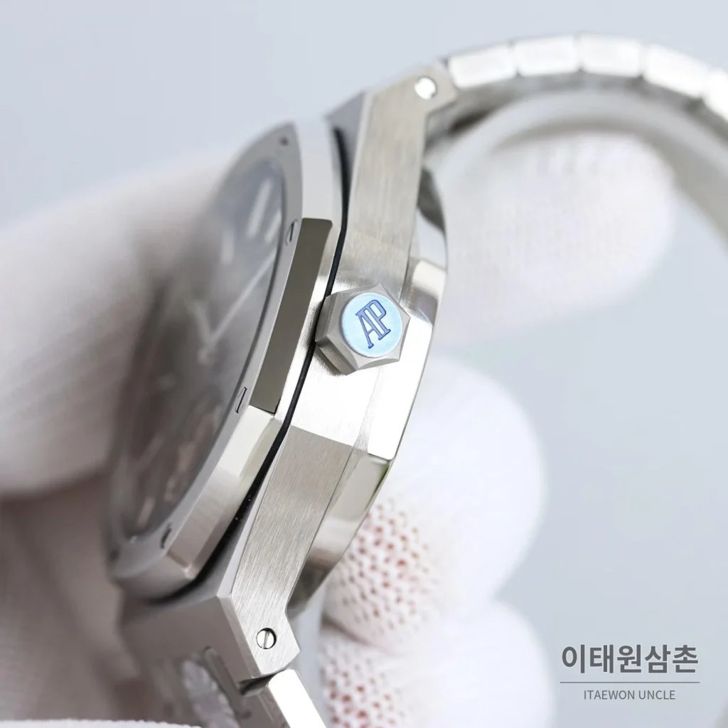 오데마피게 로열오크 스틸 블루다이얼 플라잉투르비용 오토매틱 41mm 26530ST.OO.1220ST.01 (3)