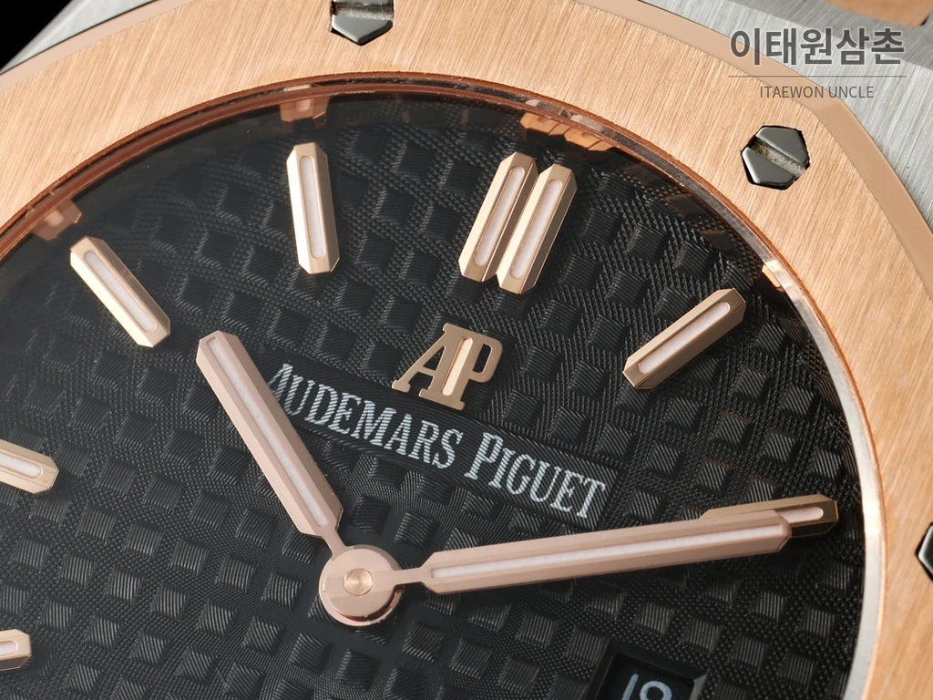 오데마피게 로열오크 스와로브스키 베젤 그랑 타피스리 쿼츠 33mm 67651OR 블랙 다이얼 투톤 브레이슬릿 (2)
