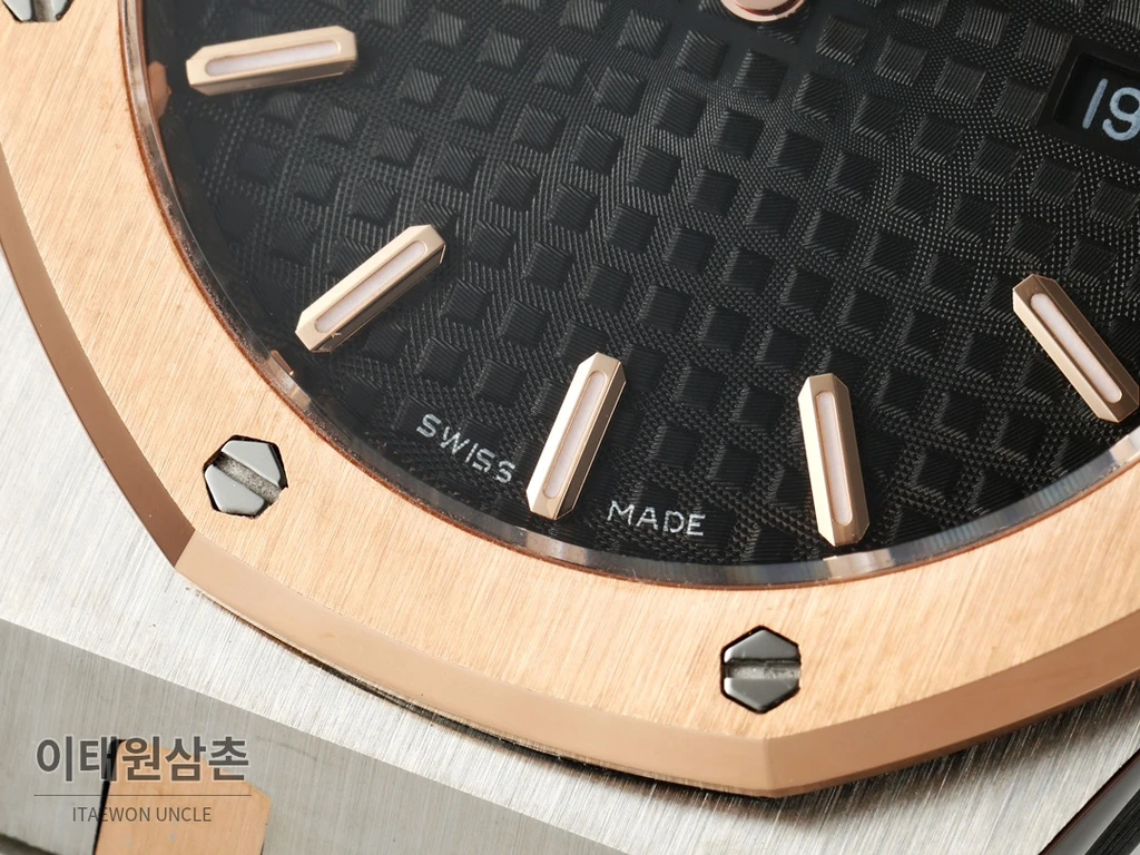 오데마피게 로열오크 스와로브스키 베젤 그랑 타피스리 쿼츠 33mm 67651OR 블랙 다이얼 투톤 브레이슬릿 (2)