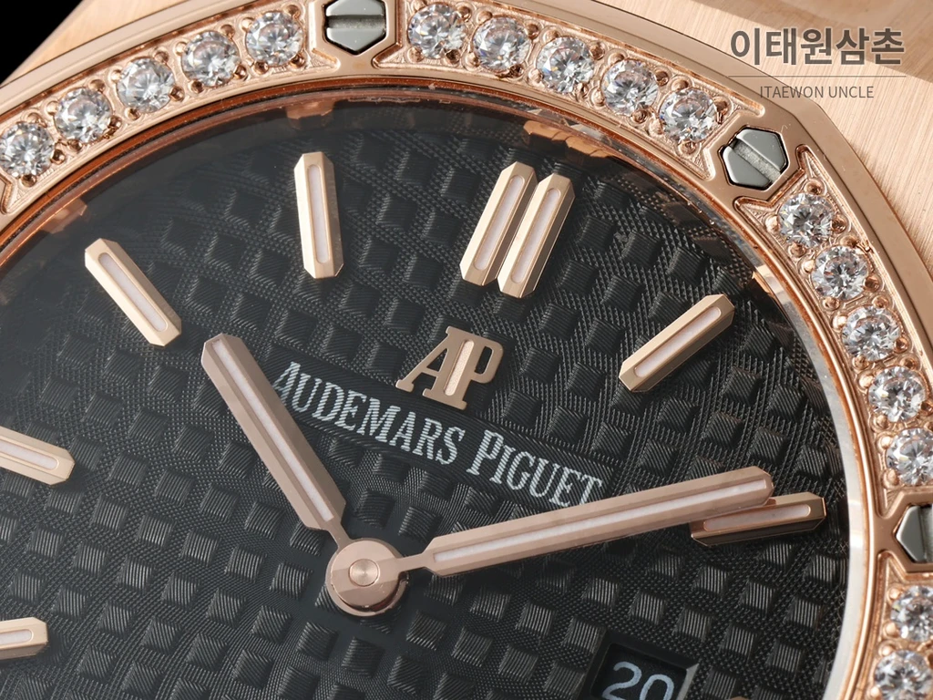 오데마피게 로열오크 스와로브스키 베젤 그랑 타피스리 쿼츠 33mm 67651OR 블랙 다이얼 로즈골드 브레이슬릿