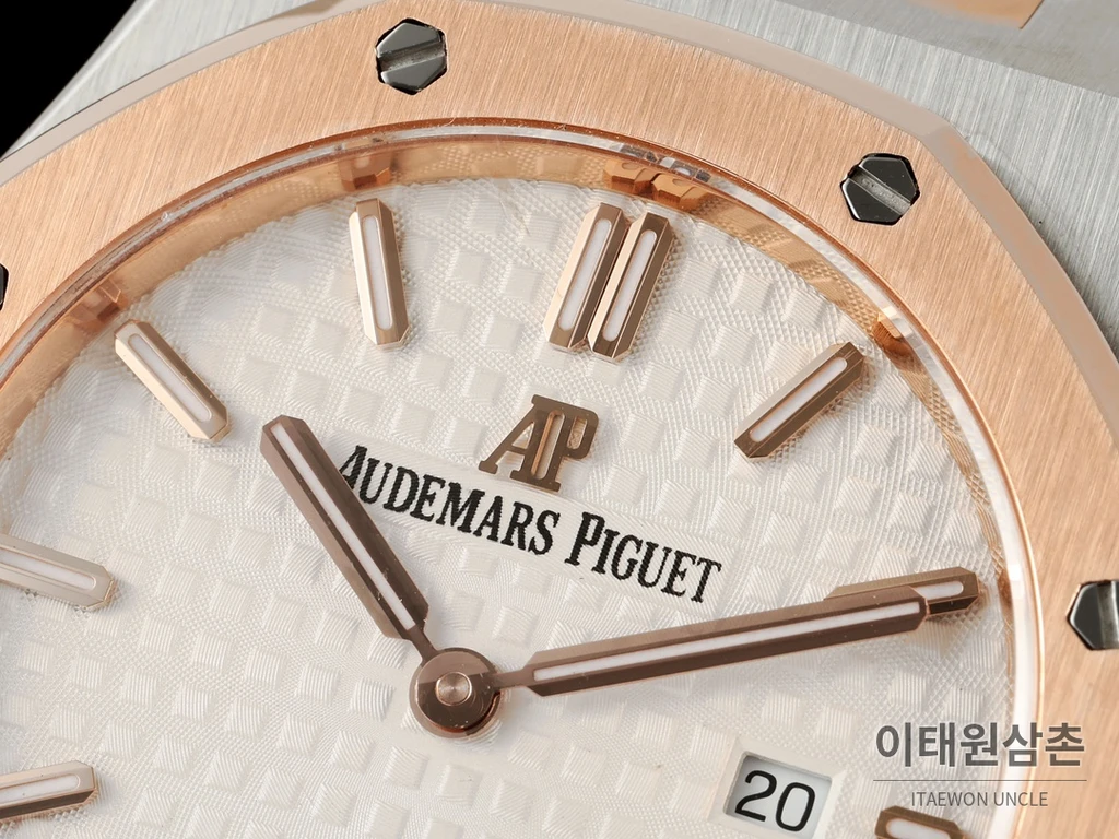 오데마피게 로열오크 스와로브스키 베젤 그랑 타피스리 쿼츠 33mm 67651OR 화이트 다이얼 투톤 브레이슬릿