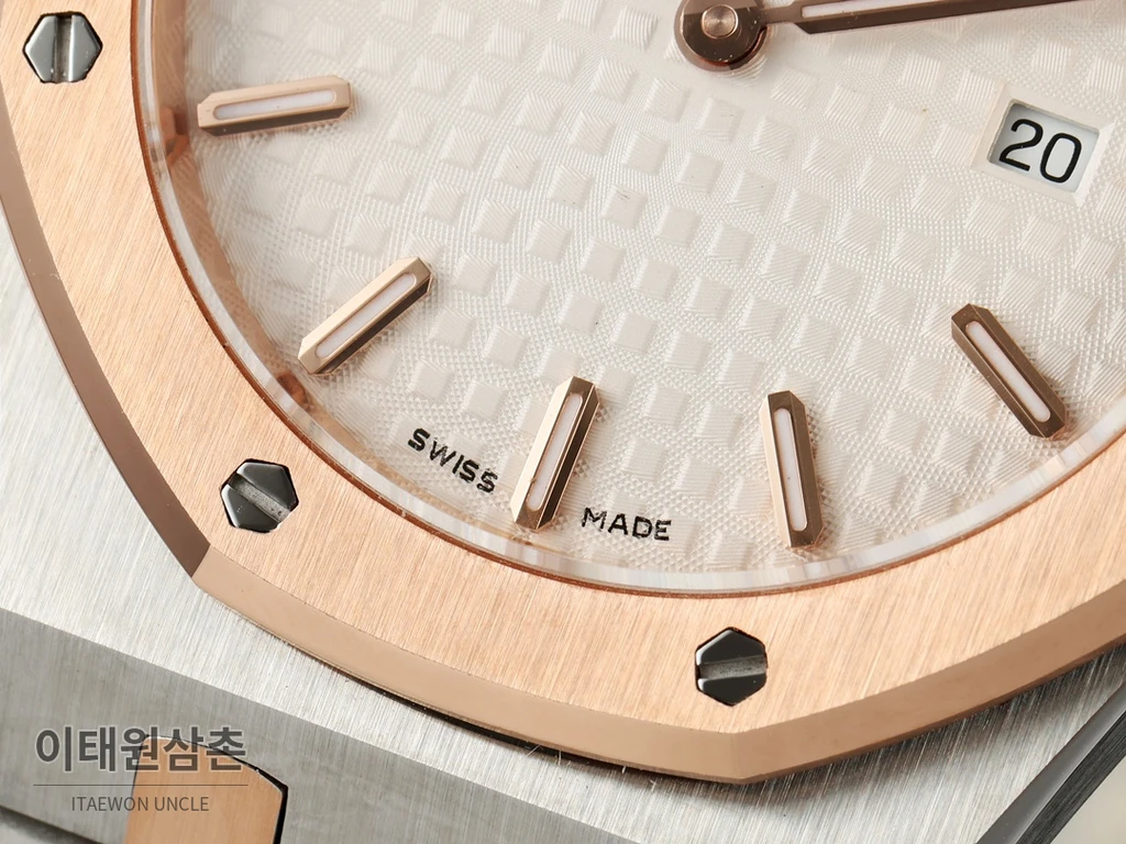 오데마피게 로열오크 스와로브스키 베젤 그랑 타피스리 쿼츠 33mm 67651OR 화이트 다이얼 투톤 브레이슬릿