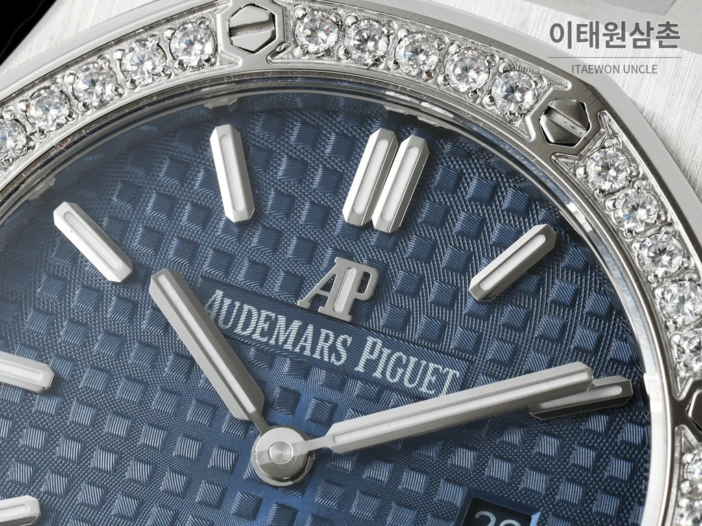 오데마피게 로열오크 스와로브스키 베젤 그랑 타피스리 쿼츠 33mm 67651OR 블루 다이얼 스틸 브레이슬릿 (2)
