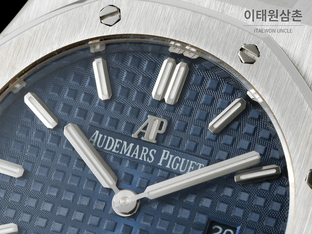오데마피게 로열오크 스와로브스키 베젤 그랑 타피스리 쿼츠 33mm 67651OR 블루 다이얼 스틸 브레이슬릿