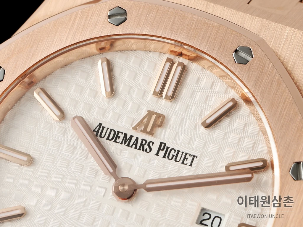 오데마피게 로열오크 스와로브스키 베젤 그랑 타피스리 쿼츠 33mm 67651OR 화이트 다이얼 로즈골드 브레이슬릿