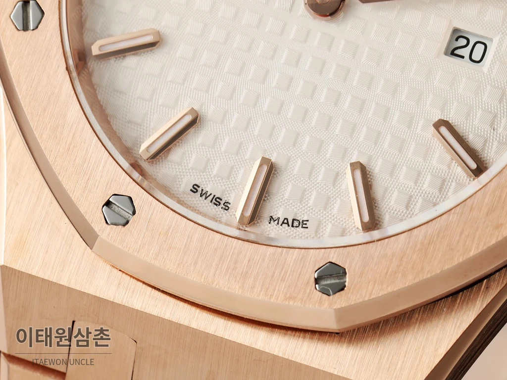 오데마피게 로열오크 스와로브스키 베젤 그랑 타피스리 쿼츠 33mm 67651OR 화이트 다이얼 로즈골드 브레이슬릿