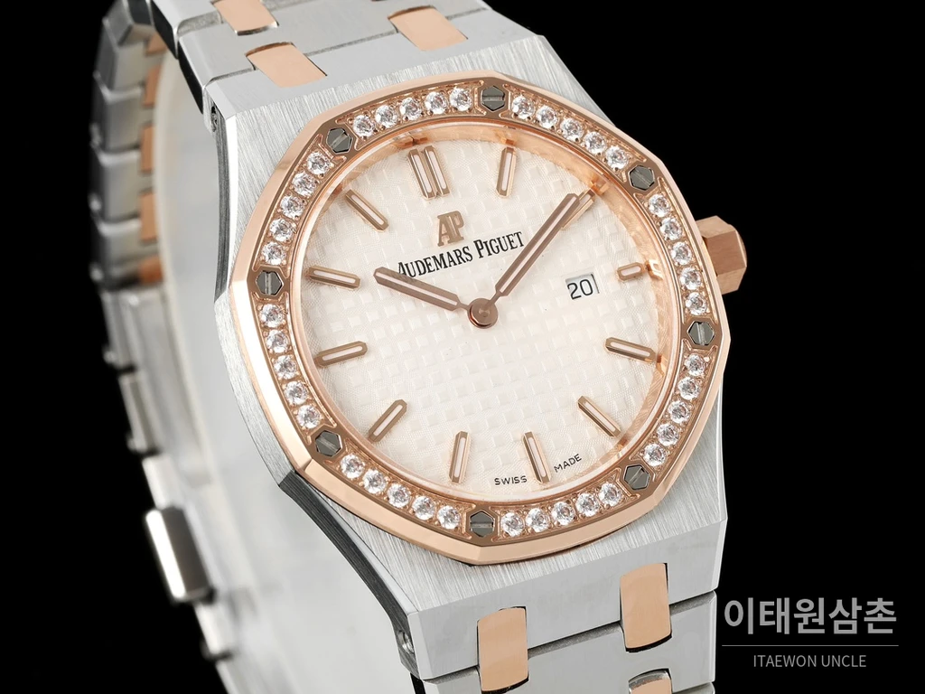 오데마피게 로열오크 스와로브스키 베젤 그랑 타피스리 쿼츠 33mm 67651OR 자개 다이얼 투톤 브레이슬릿