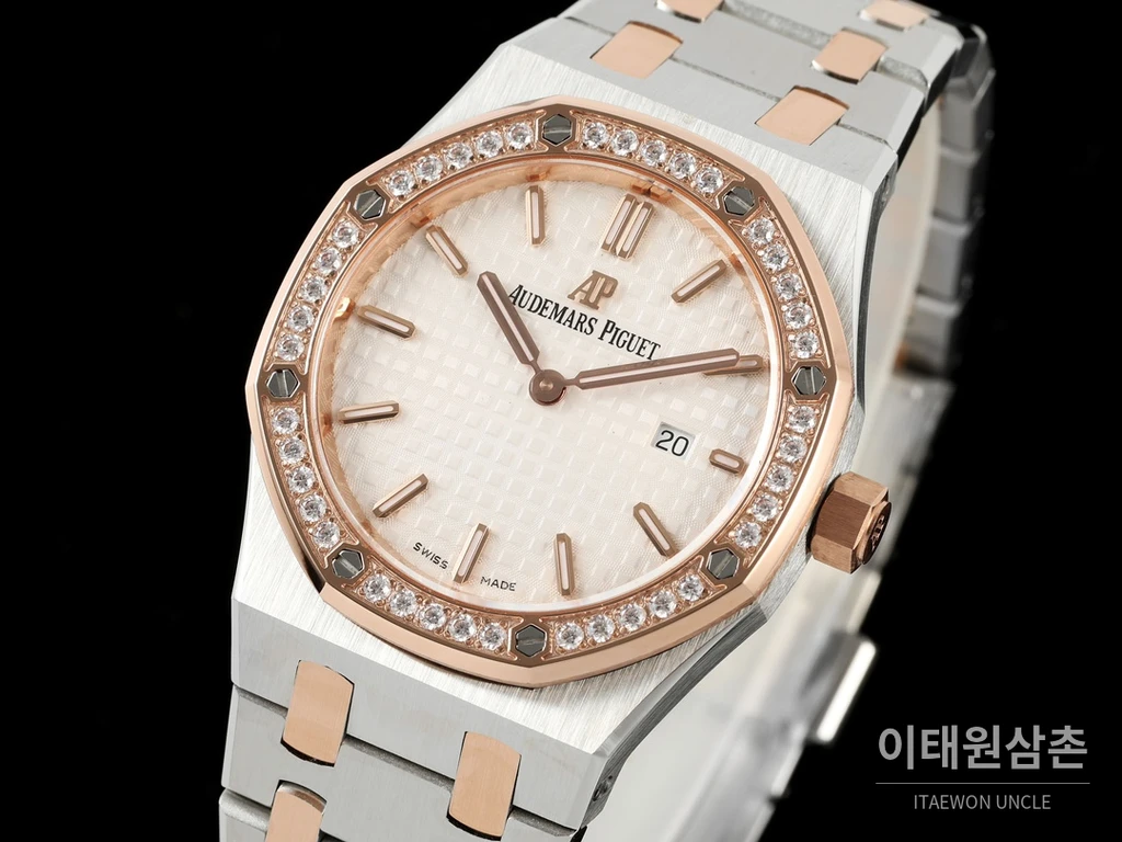 오데마피게 로열오크 스와로브스키 베젤 그랑 타피스리 쿼츠 33mm 67651OR 자개 다이얼 투톤 브레이슬릿