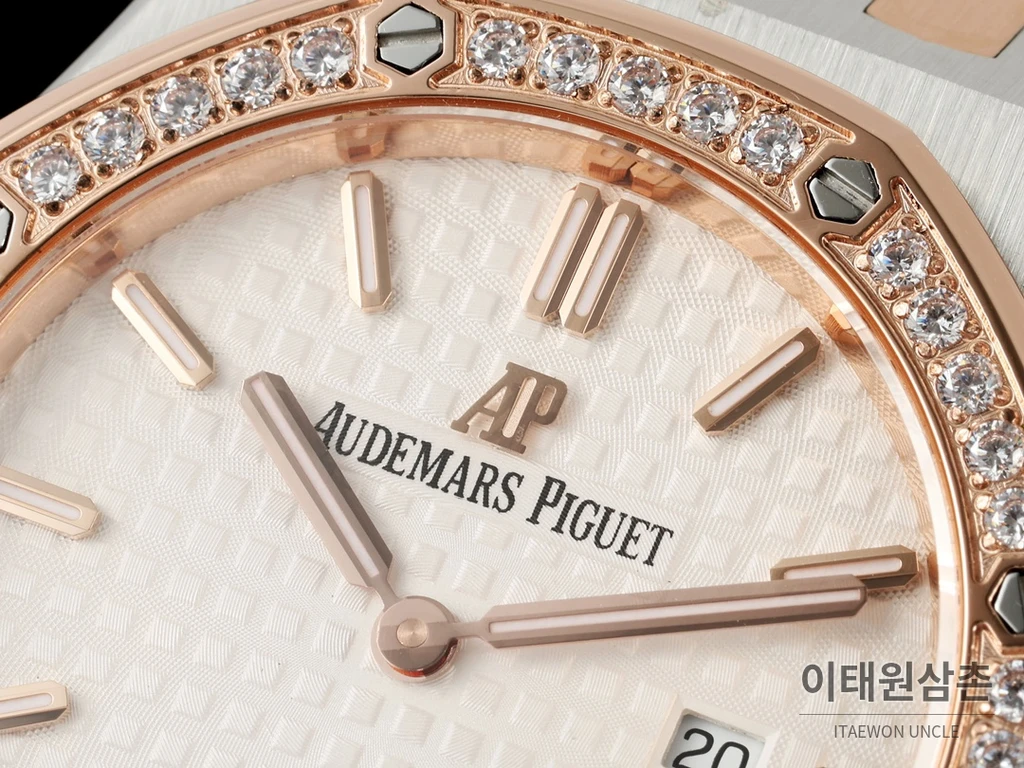 오데마피게 로열오크 스와로브스키 베젤 그랑 타피스리 쿼츠 33mm 67651OR 자개 다이얼 투톤 브레이슬릿