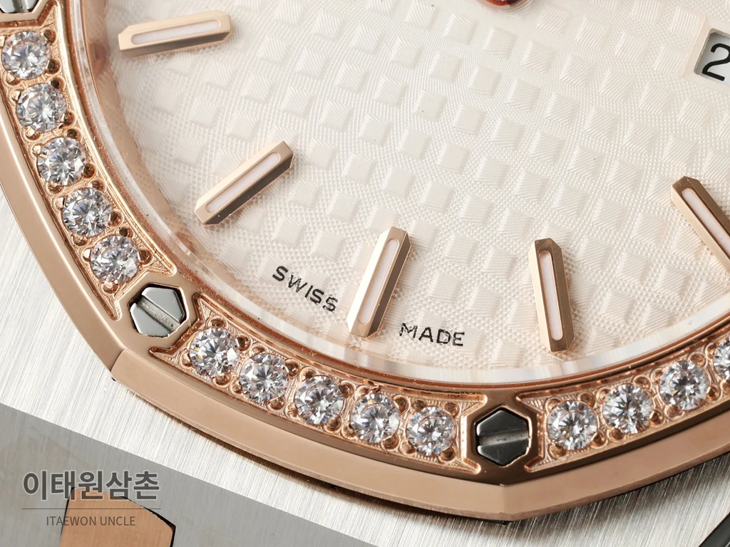 오데마피게 로열오크 스와로브스키 베젤 그랑 타피스리 쿼츠 33mm 67651OR 자개 다이얼 투톤 브레이슬릿